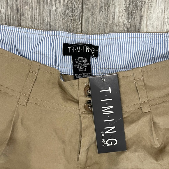 Khaki cargo shorts with tags with blue and white lining inside band - Picture 3 of 3